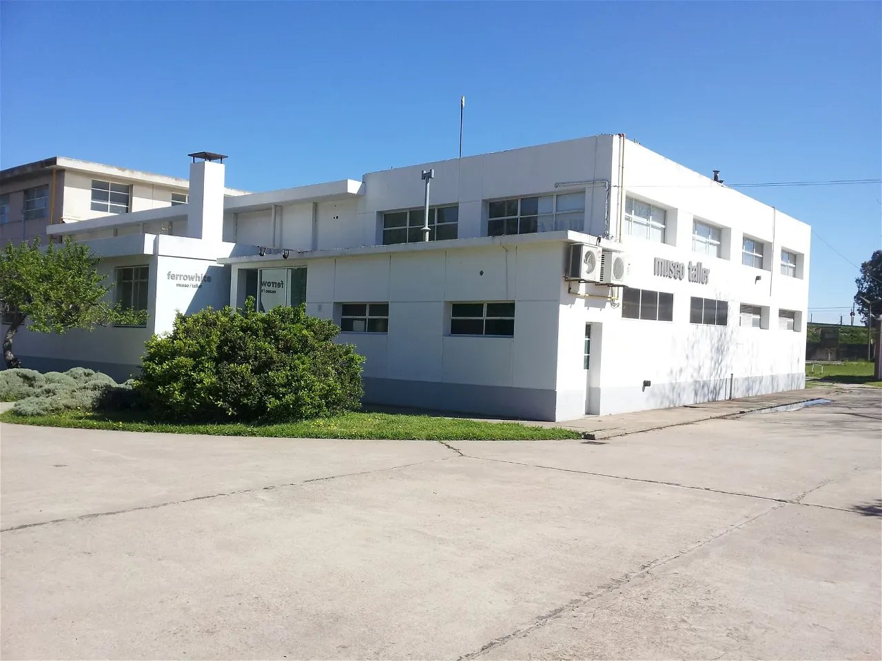 항구를 배경으로 한 박물관 전경